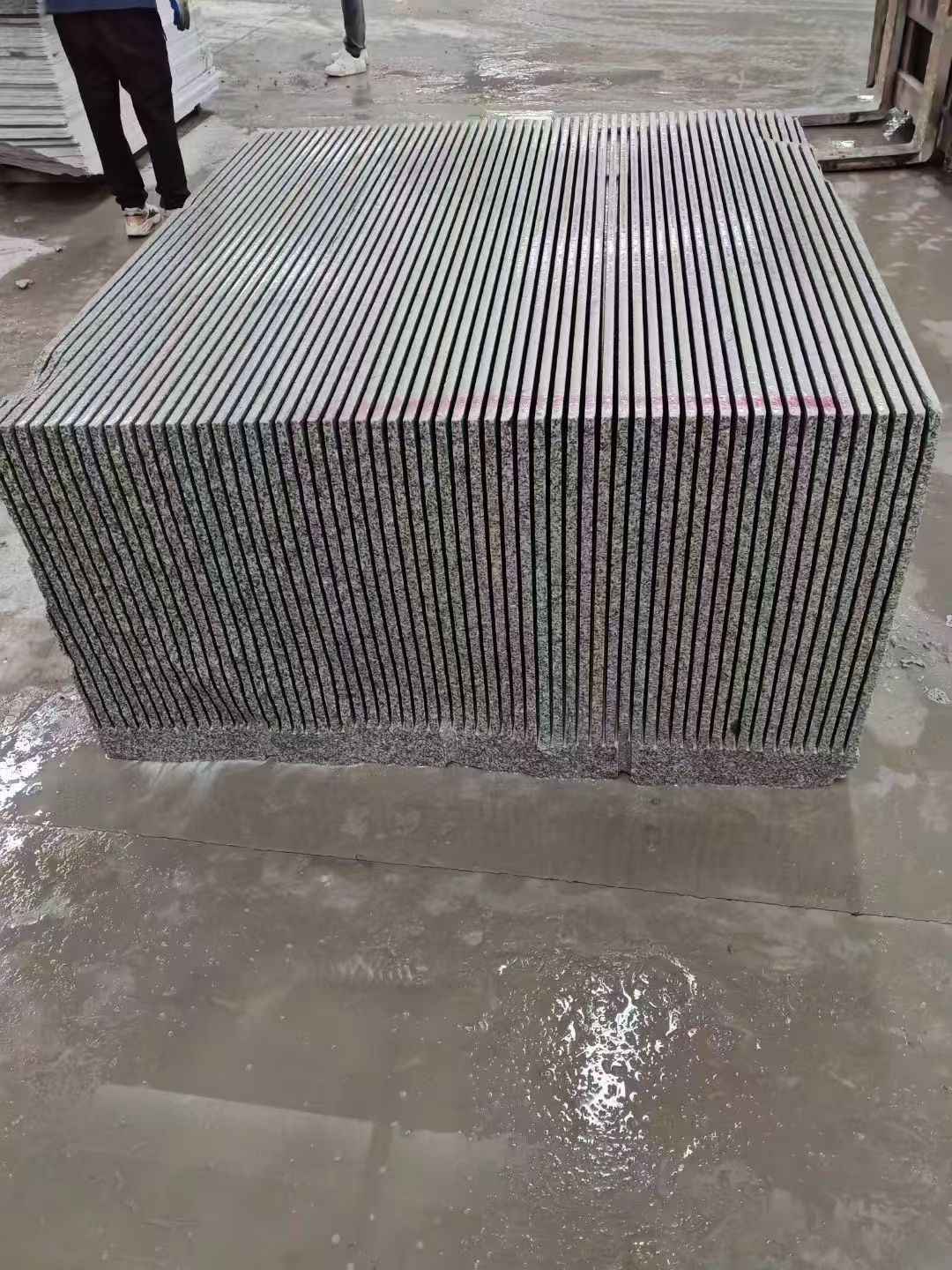 滁州芝麻白毛板荒料切割